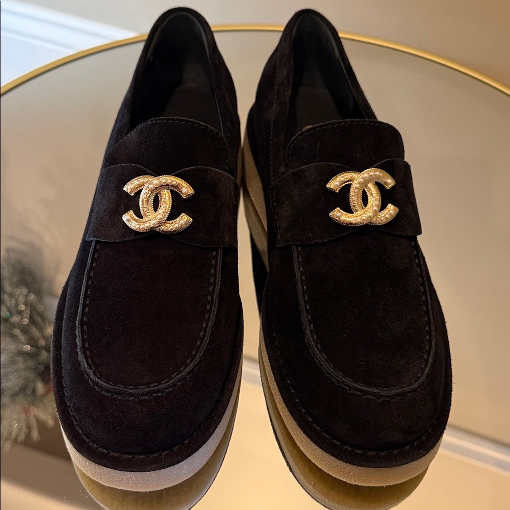 Chanel 25B Suede Loafers CC logo pearls interlocking broche sz 40